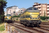 Op 20 juli 2004 ging het feest gewoon door! Hoewel... De nachtploeg had vastgesteld dat er iets mis was met de koeling van de 5135 en dus moest hier overdag aan worden gesleuteld. Aangezien deze loc samen met de 5122 voor een trein stond en men toch een 51-er nodig had, werd via enkele rangeerbewegingen met beide loc's de 5122 van de nachttrein afgehaald. Hierbij ontstond deze foto in een mooi ochtendlicht te Caltagirone.